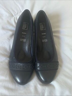 easy street Black Bozen Leather Women's Flats